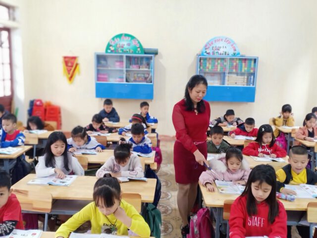 Cô Trương Thị Phấn trong giờ dạy tiếng Việt cho học sinh lớp 1A trường tiểu học Sơn Tây.