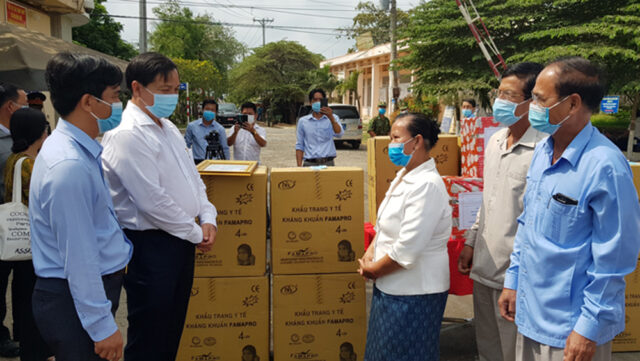 Chủ tịch Uỷ ban MTTQ Việt Nam tỉnh Đồng Tháp kiêm Trưởng Ban Dân vận Tỉnh uỷ Đồng Tháp (thứ hai từ trái qua) Lê Thành Công trao quà cho đại diện các đơn vị Campuchia