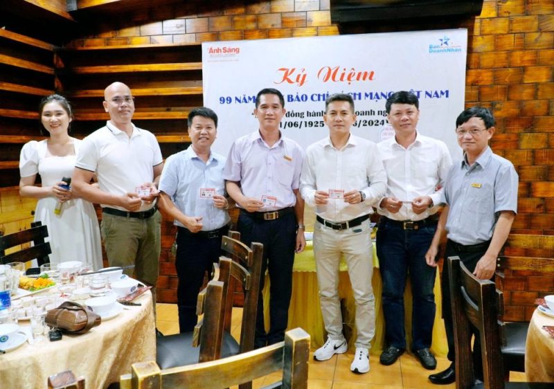 Nhà báo Nguyễn Anh Tuấn (bên phải ngoài cùng) trao thẻ tác nghiệp cho các phóng viên