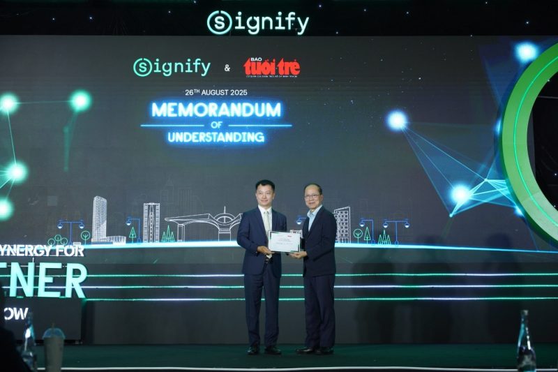 Trao chứng nhận hợp tác giữa Signify và báo Tuổi trẻ