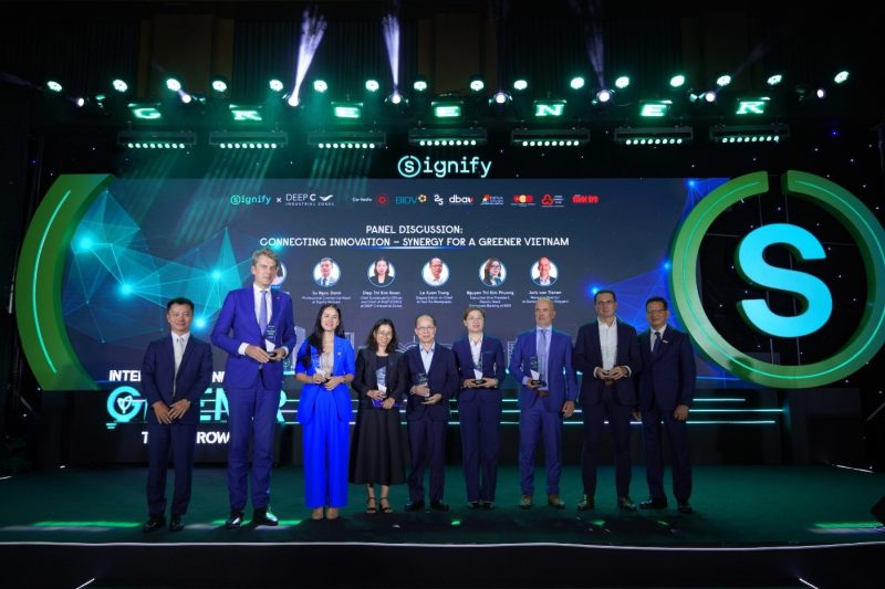 Khoảnh khắc trao kỷ niệm chương cho khách mời tọa đàm